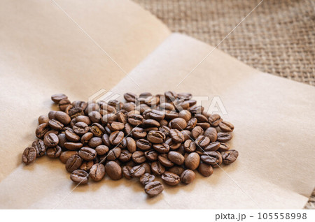 浅めに焼いたコーヒー豆　ブラジルG1 105558998