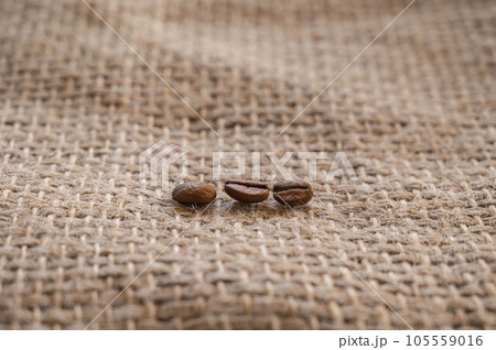麻布と並んだコーヒー豆 麻布と並んだコーヒー豆 105559016
