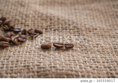朝布と並んだコーヒー豆 105559017