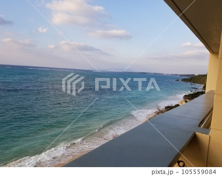 ホテルから見る海 105559084