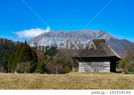 【日本百名山】御机の茅葺き小屋と冬晴れの大山8 鳥取県日野郡江府町 【日本百名山】御机の茅葺き小屋と冬晴れの大山8 鳥取県日野郡江府町 105559140