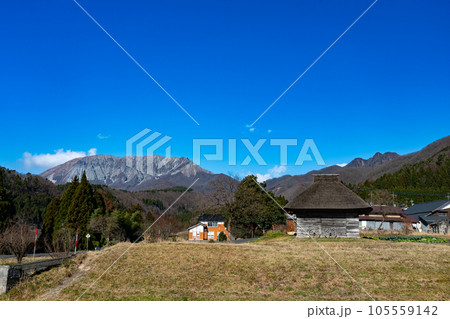 【日本百名山】御机の茅葺き小屋と冬晴れの大山10 鳥取県日野郡江府町 【日本百名山】御机の茅葺き小屋と冬晴れの大山10 鳥取県日野郡江府町 105559142
