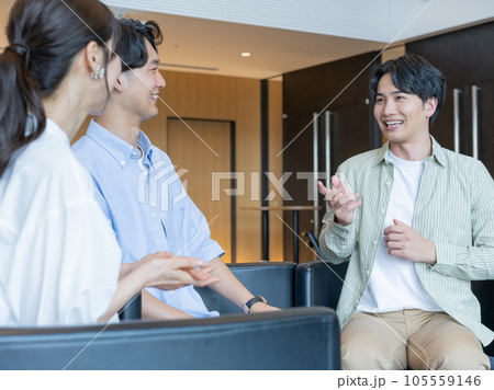 グループワーク セミナー 会話する若い男女 グループワーク セミナー 会話する若い男女 105559146