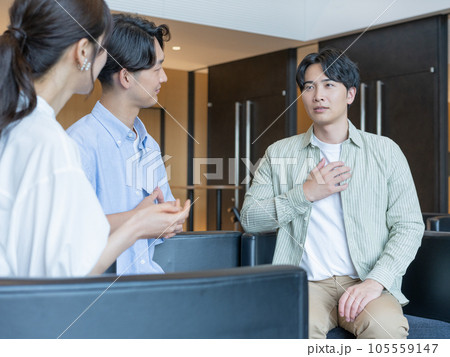 グループワーク　セミナー　会話する若い男女 105559147