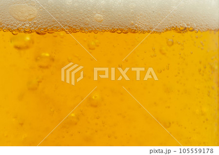 グラスビールの泡の拡大写真 グラスビールの泡の拡大写真 105559178