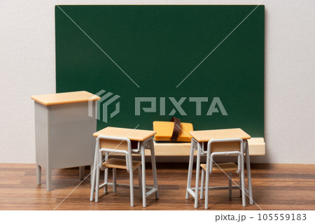 教室のイメージ(教卓と机と黒板) 教室のイメージ(教卓と机と黒板) 105559183