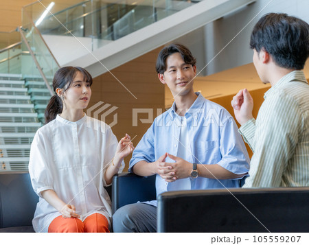 グループワーク　セミナー　会話する若い男女 105559207