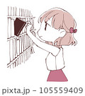 本棚から本を選ぶ女の子 105559409