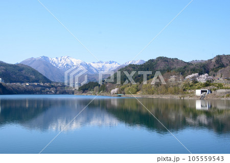 猿ヶ京の赤谷湖から見た谷川岳 105559543