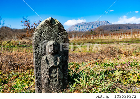 【日本百名山】笠良原の道標地蔵と冬晴れの大山1 鳥取県日野郡江府町 【日本百名山】笠良原の道標地蔵と冬晴れの大山1 鳥取県日野郡江府町 105559572