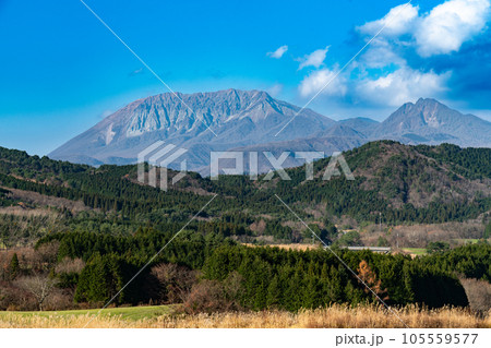 【日本百名山】蒜山盆地の南端から見た冬晴れの大山と烏ヶ山1 岡山県真庭市 【日本百名山】蒜山盆地の南端から見た冬晴れの大山と烏ヶ山1 岡山県真庭市 105559577