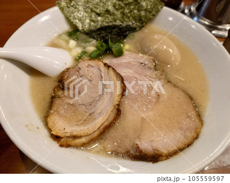 複数の豚チャーシューの乗ったラーメン 105559597