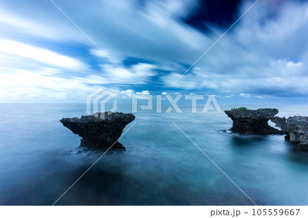 青い海と大きな岩 青い海と大きな岩 105559667
