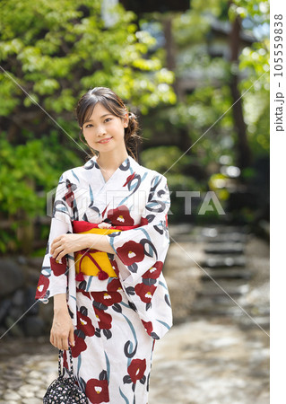 浴衣を着た若い女性 浴衣を着た若い女性 105559838