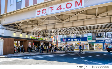 横浜市の都市風景　大倉山駅 105559900
