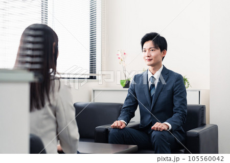 採用面接を受けるフレッシュな学生 採用面接を受けるフレッシュな学生 105560042