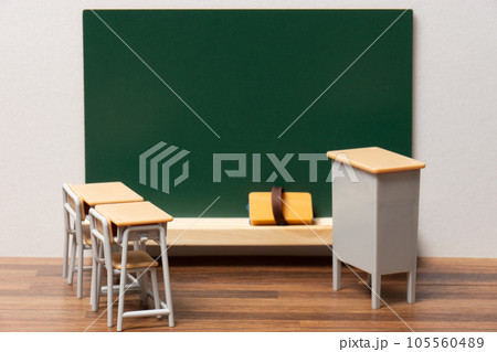 教室のイメージ(教卓と机と黒板) 105560489