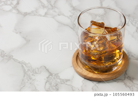 角氷のウィスキーオンザロック 105560493