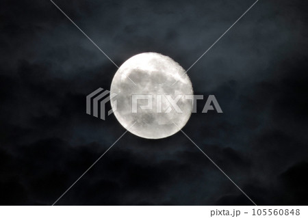 雲がかかった少し欠けた月 雲がかかった少し欠けた月 105560848