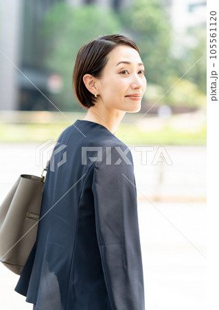 振り返るスーツ姿の女性 105561120