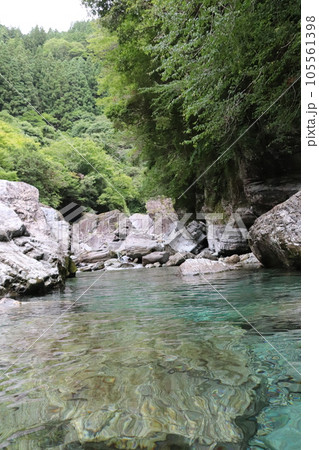 仁淀川ブルーのキレイな川 105561398
