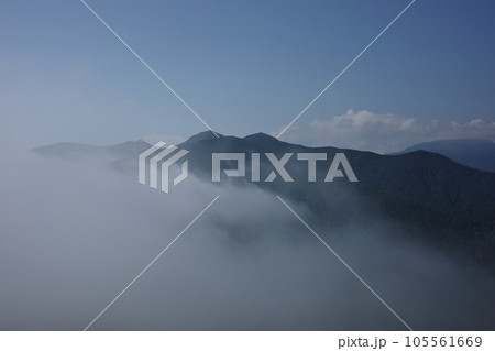 北蔵王の景色 山形神室岳登山道から見る雲海からのぞく雁戸山 北蔵王の景色 山形神室岳登山道から見る雲海からのぞく雁戸山 105561669