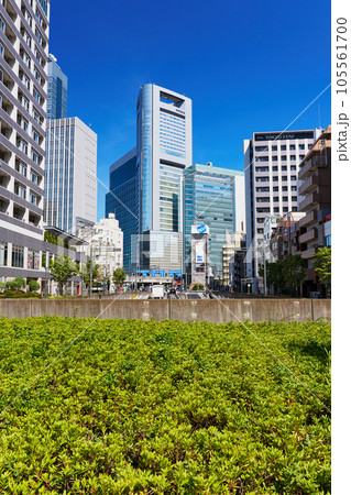 都市風景 東京 新橋駅周辺の風景 都市風景 東京 新橋駅周辺の風景 105561700