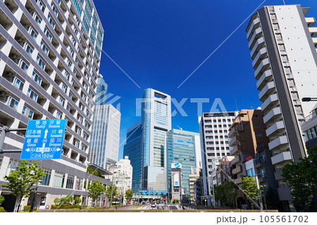 都市風景 東京 新橋駅周辺の風景 都市風景 東京 新橋駅周辺の風景 105561702
