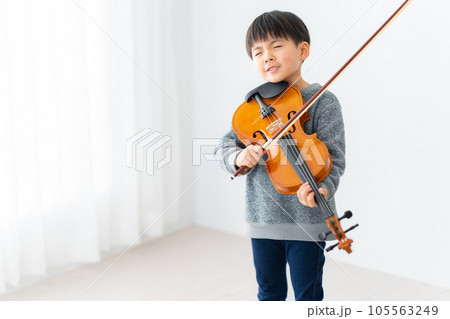 ヴァイオリンを持つ6歳の男の子 105563249