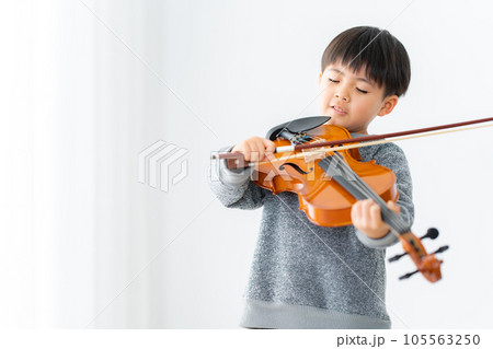 ヴァイオリンを持つ6歳の男の子 105563250