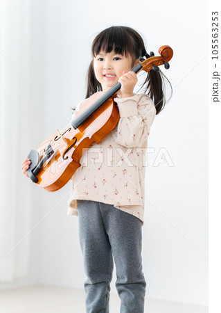 ヴァイオリンを持つ5歳の女の子 105563253