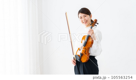 ヴァイオリンを持つ若い女性 105563254