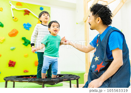 屋内保育イメージ_トランポリン 屋内保育イメージ_トランポリン 105563319