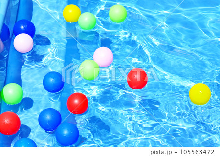 水に浮かぶボール　水とカラーボール　イメージ素材 105563472