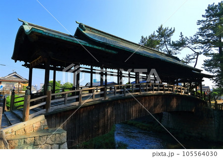 【香川県】早朝の「こんぴらさん」金刀比羅宮(金倉川に掛かる鞘橋) 【香川県】早朝の「こんぴらさん」金刀比羅宮(金倉川に掛かる鞘橋) 105564030