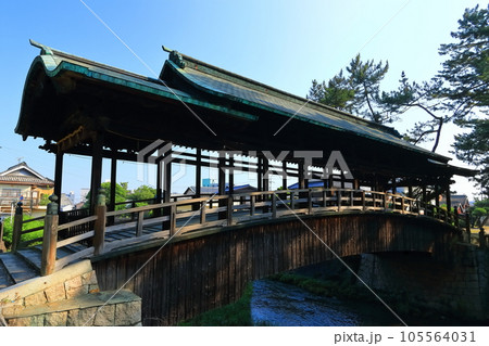 【香川県】早朝の「こんぴらさん」金刀比羅宮（金倉川に掛かる鞘橋） 105564031