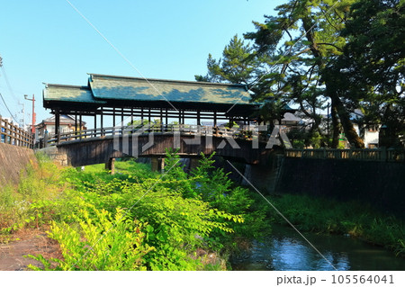 【香川県】早朝の「こんぴらさん」金刀比羅宮（金倉川に掛かる鞘橋） 105564041