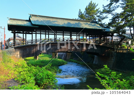 【香川県】早朝の「こんぴらさん」金刀比羅宮（金倉川に掛かる鞘橋） 105564043