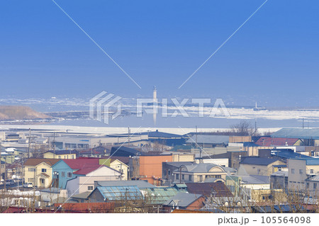流氷を迎える根室港と周辺の町並み / Nemuro, Japan 流氷を迎える根室港と周辺の町並み / Nemuro, Japan 105564098