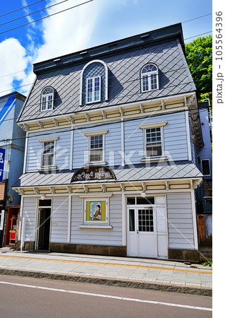 北海道小樽市堺町本通りのレトロな街並み（利尻屋みのや ホラ吹き昆布館） 105564396