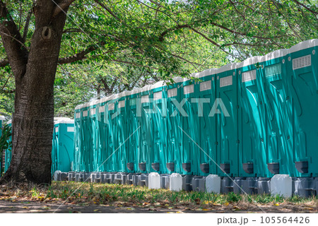 木漏れ日と仮設トイレ（裏側） 105564426