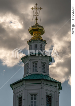 Gilded Orthodox crosses on the domes of the temple against the sky 105566080