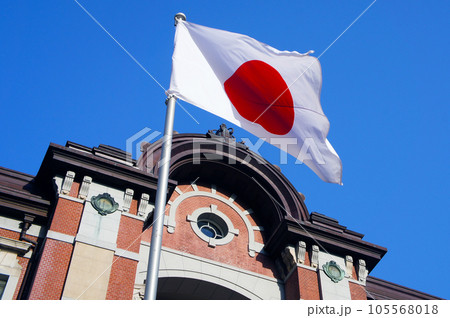 JR東京駅・丸の内駅舎に翻る日の丸 JR東京駅・丸の内駅舎に翻る日の丸 105568018