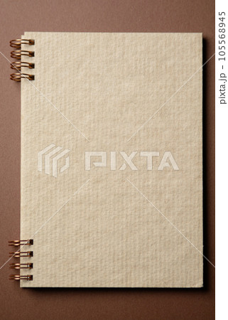 柄の無いクラフト紙のリングノート(モックアップ) 柄の無いクラフト紙のリングノート(モックアップ) 105568945