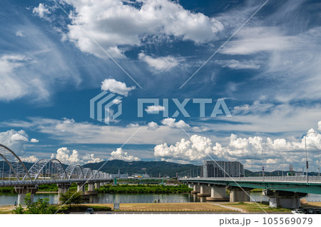 淀川に架かる水管橋と枚方大橋　 105569079