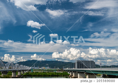 淀川に架かる水管橋と枚方大橋　 105569080