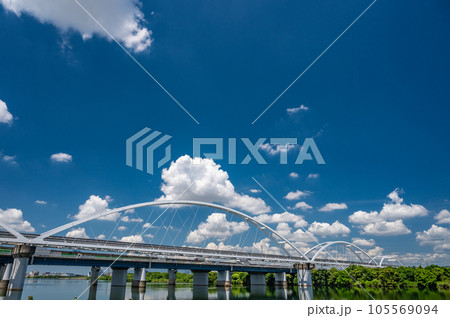 淀川に架かる大阪モノレールの鉄橋 105569094