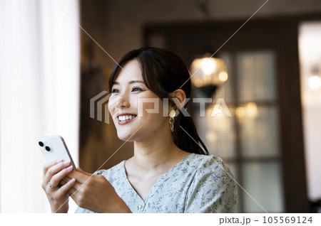 カフェでスマホを操作する女性 105569124