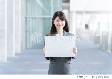 メッセージボードを持つビジネス女性 105569168