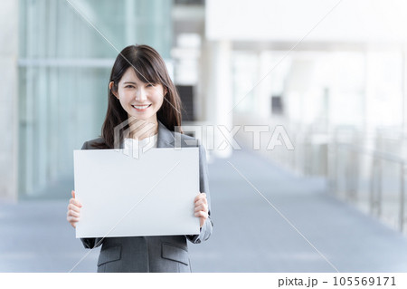 メッセージボードを持つビジネス女性 メッセージボードを持つビジネス女性 105569171